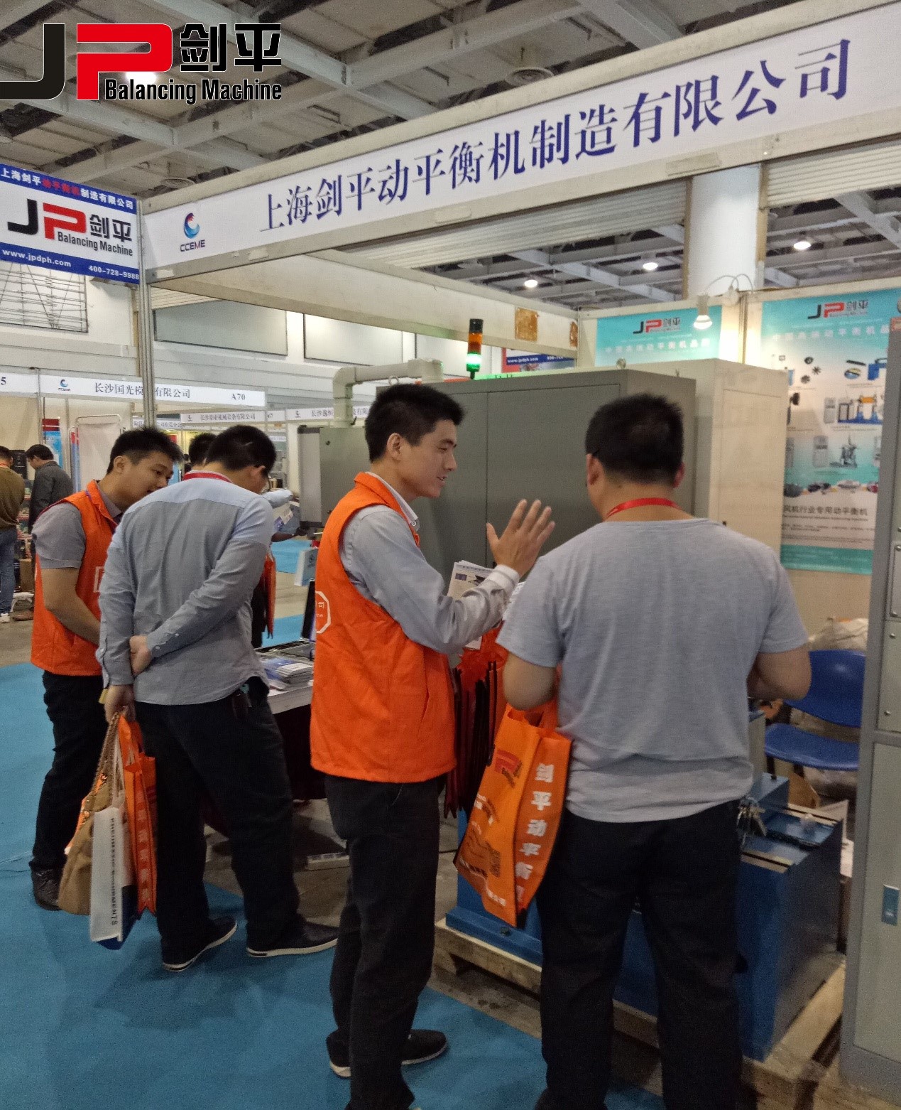 客户在湖南展会咨询动平衡机