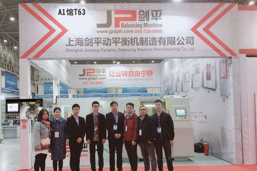 剑平武汉展会现场工作人员合影