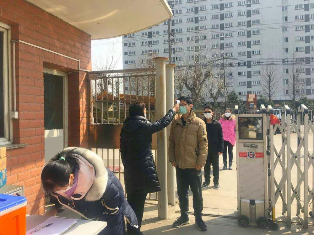 员工测量体温入厂